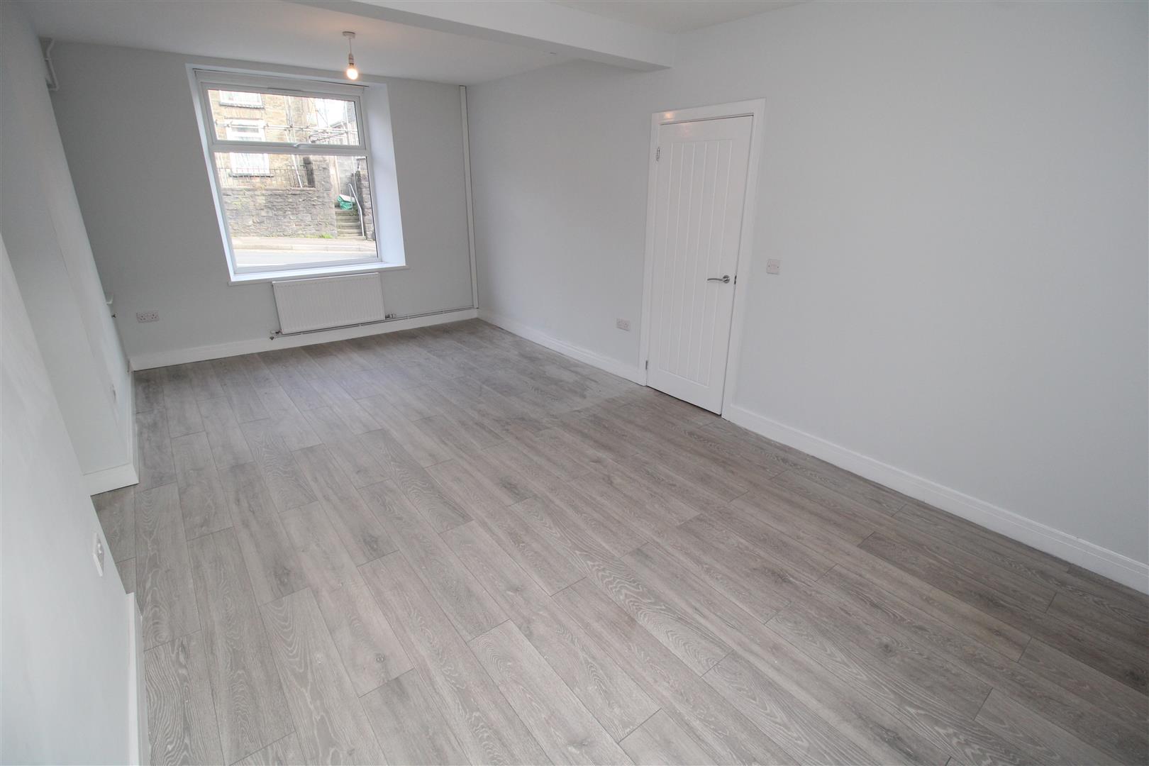 house - terraced for rent high street