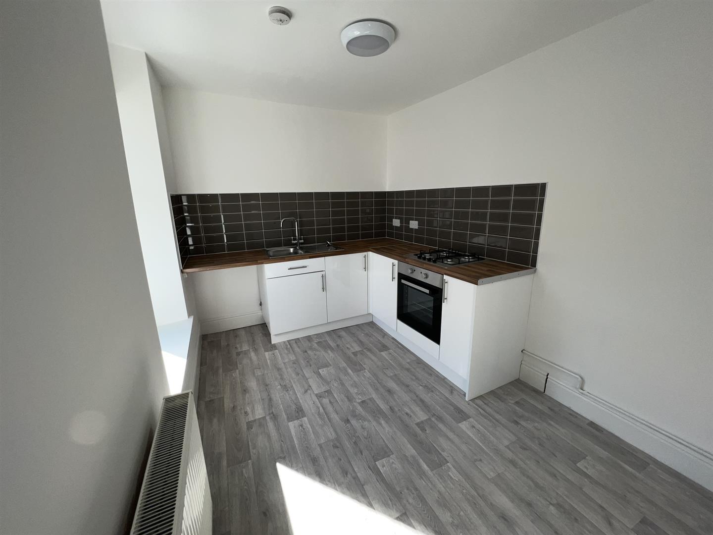 flat for rent llewellyn street