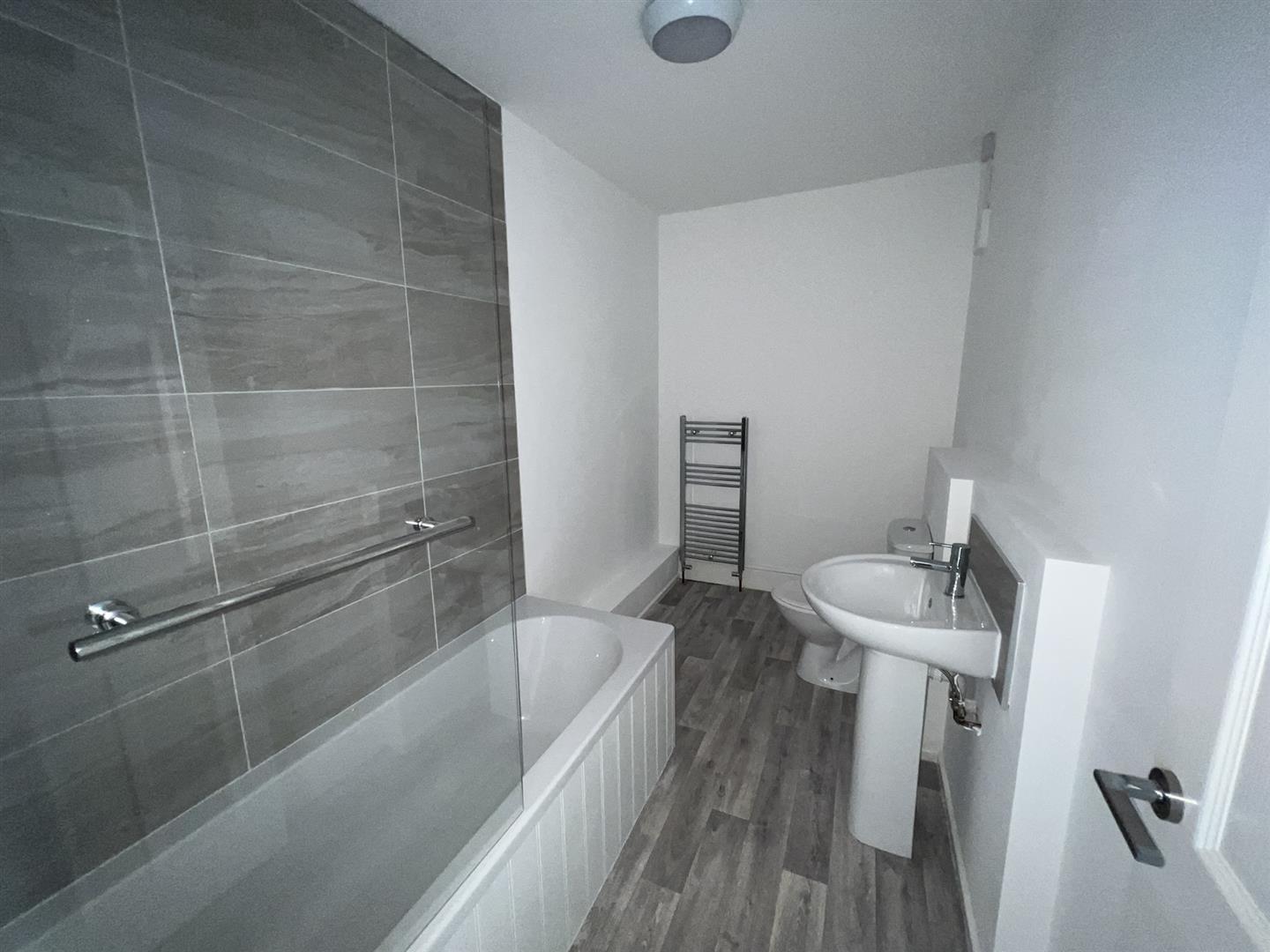 flat for rent llewellyn street