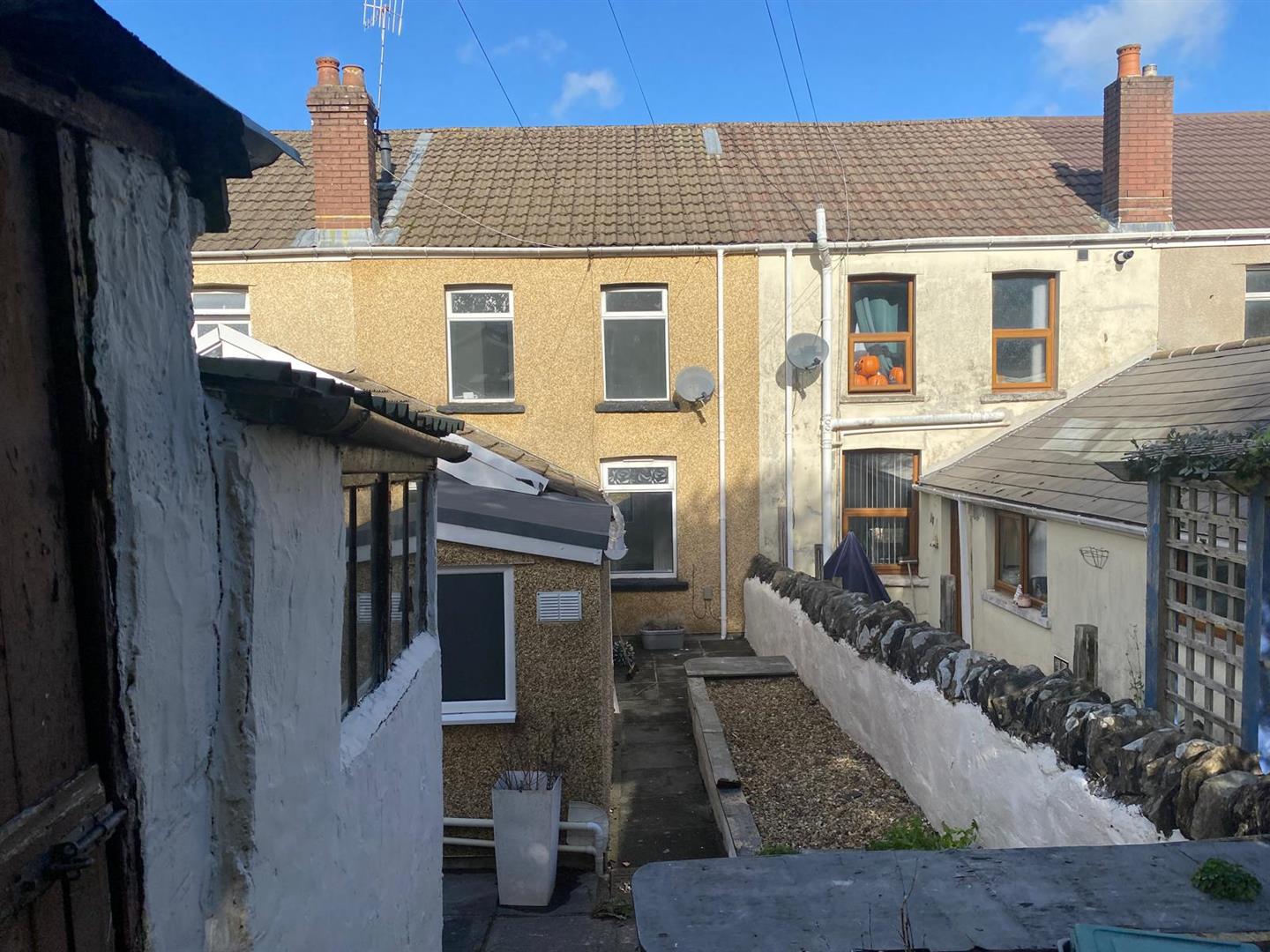 house - terraced for rent wern crescent